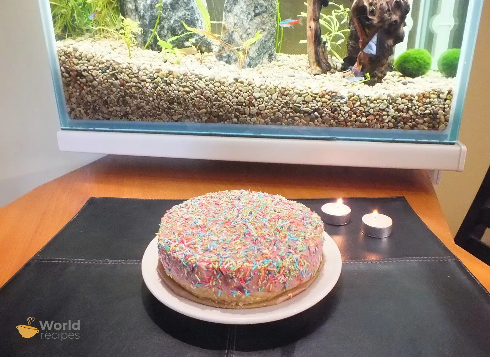 Braškių ir bananų tortas su natūraliu jogurtu ir grietinėle