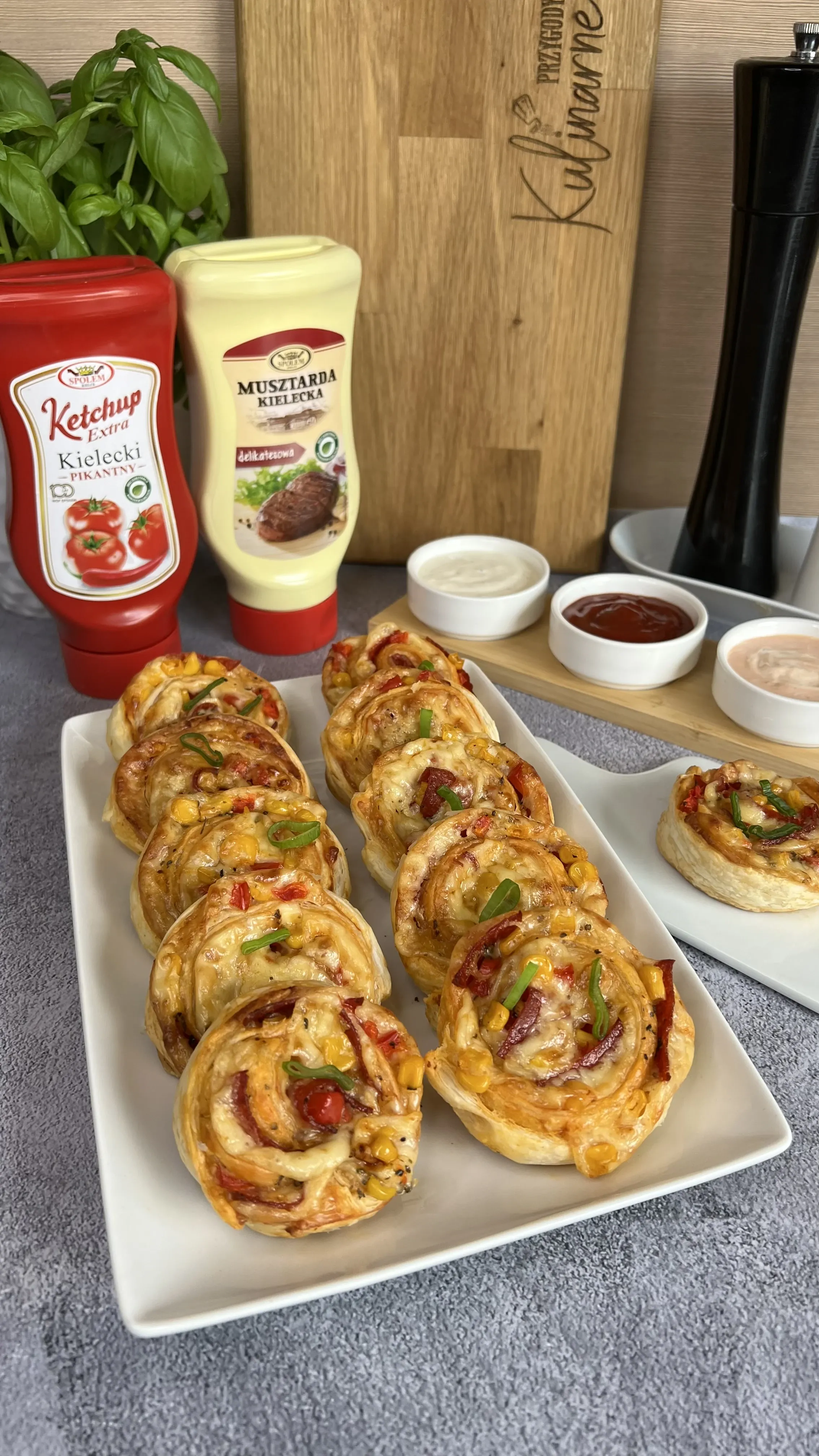 Ślimaczki z ciasta francuskiego z salami - Błyskawiczna przekąska