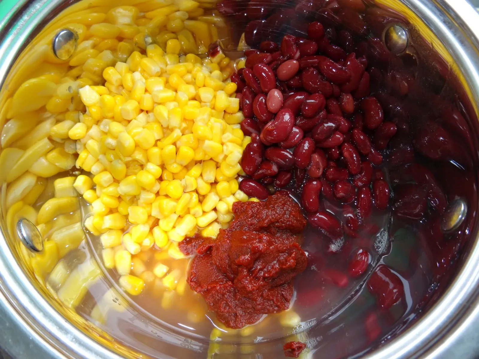 Zupa meksykańska z mięsem mielonym, kukurydzą i fasolą, sycąca i naturalnie gęsta