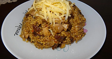 Kaszotto z kaszy jaglanej z grzybami leśnymi i kurczakiem