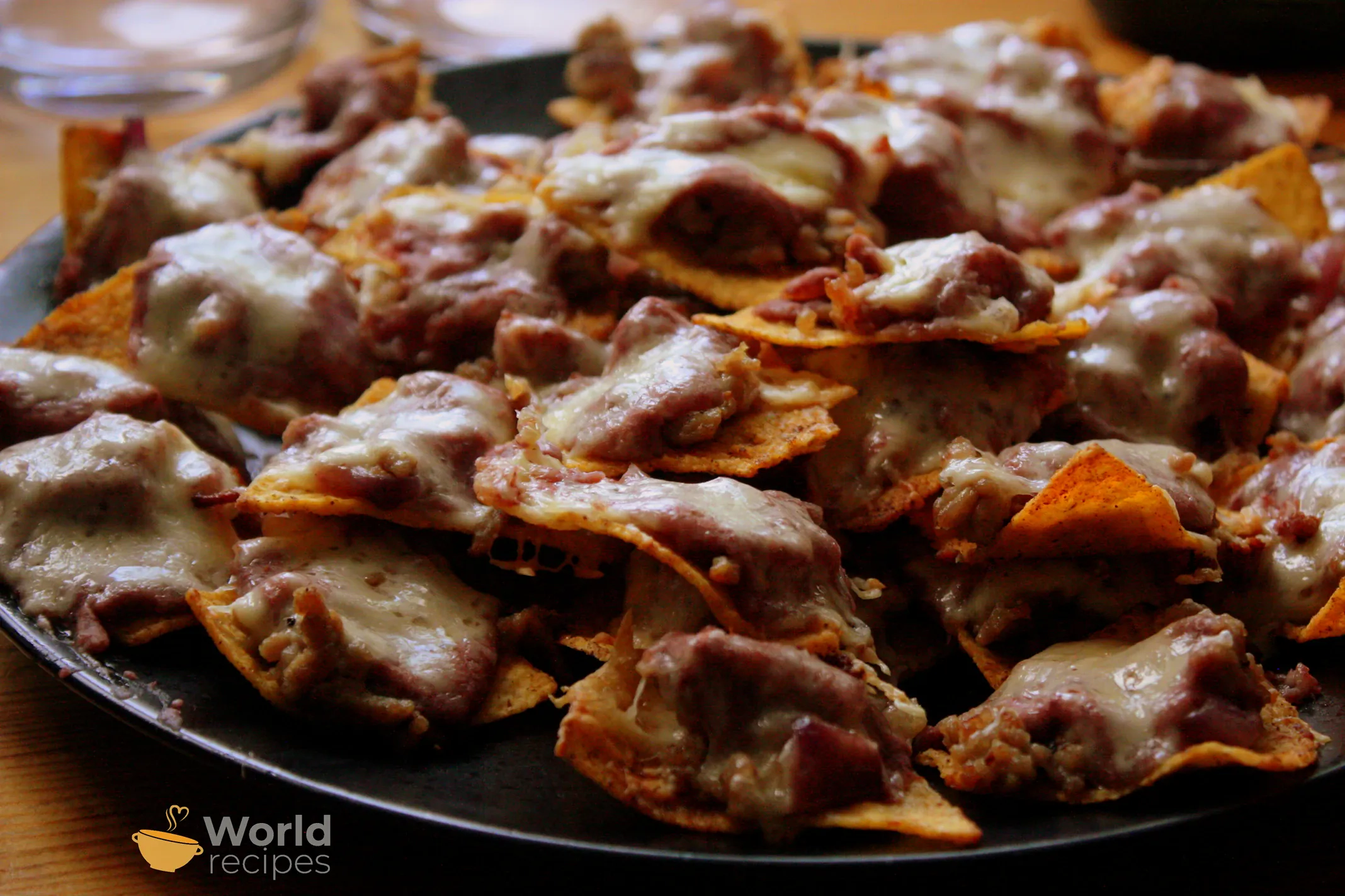 Krāsnī cepti Nachos ar malto gaļu, pupiņu mērci un sieru