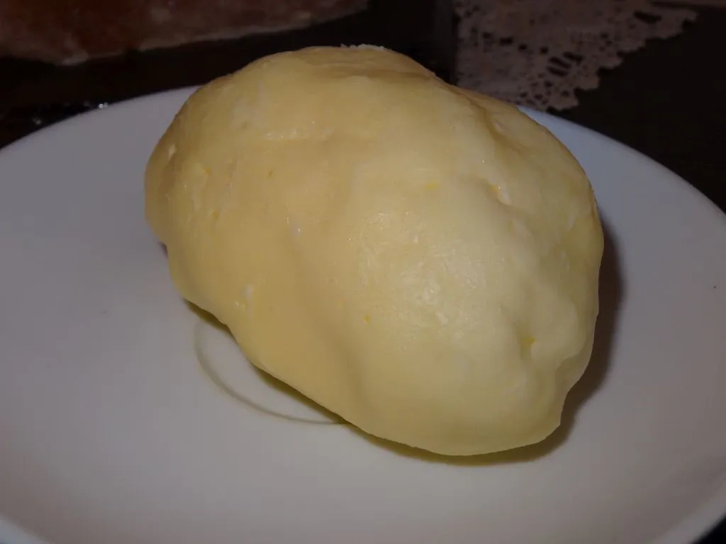 Chleb pszenno - żytni na zakwasie poolish + swojskie masło Chleb pszenno - żytni na zakwasie poolish + swojskie masło