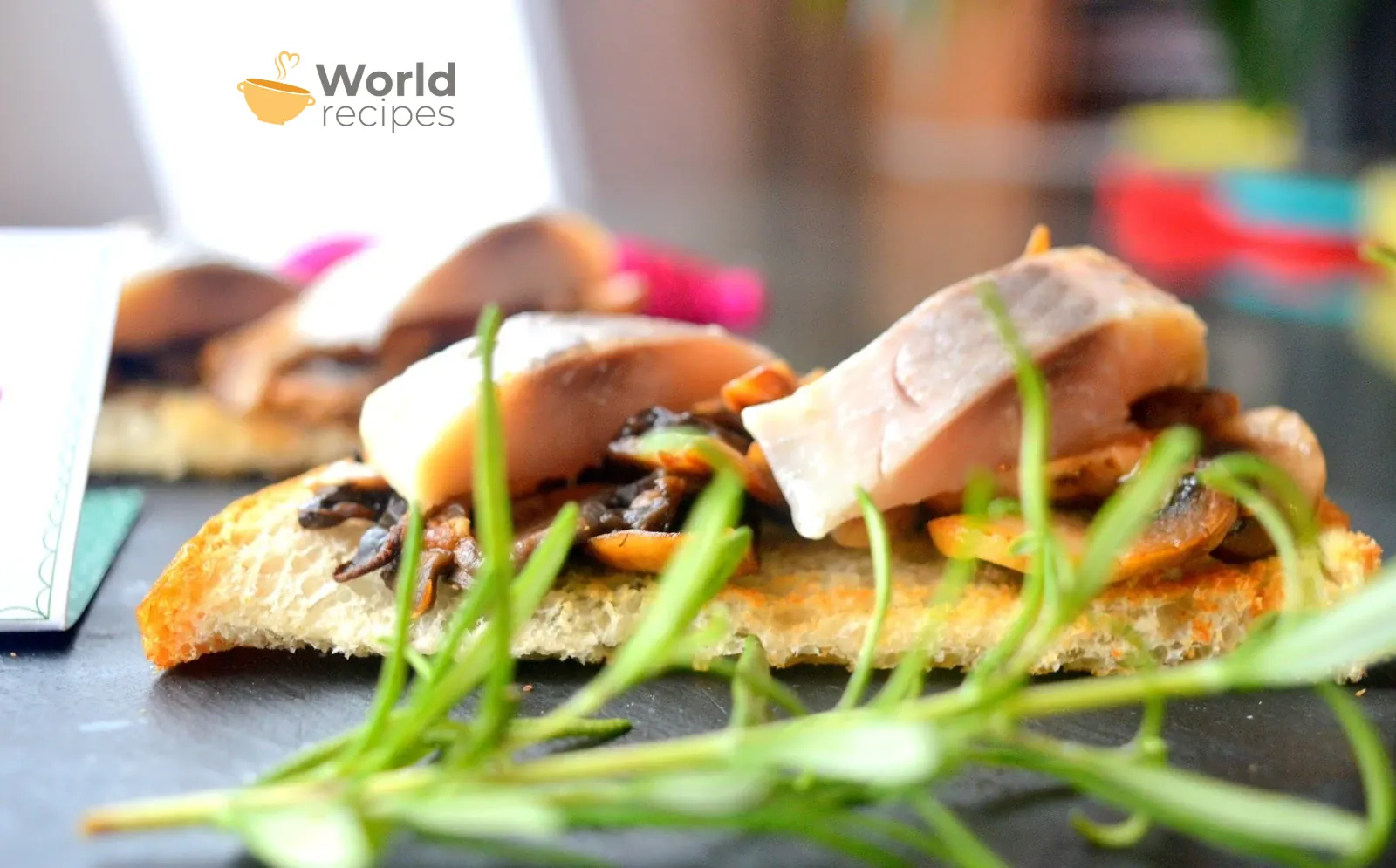 Sumuštiniai su sūdyta silke ir pievagrybiais, ant skrudinto batono