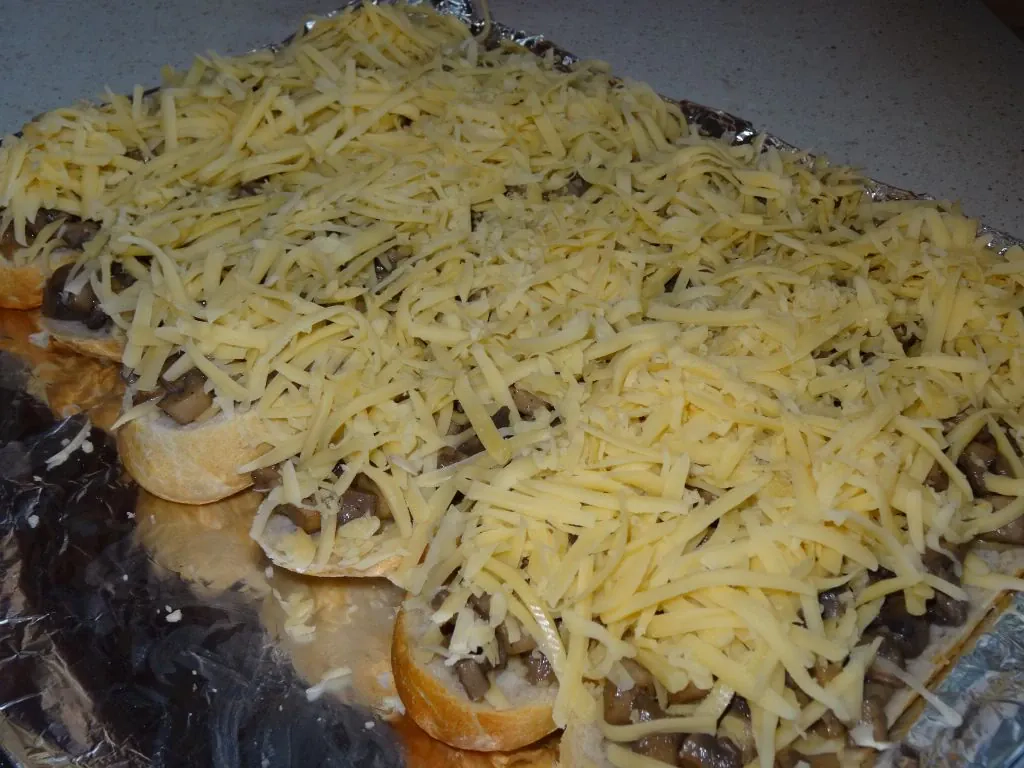 Zapiekanki z pieczarkami i serem