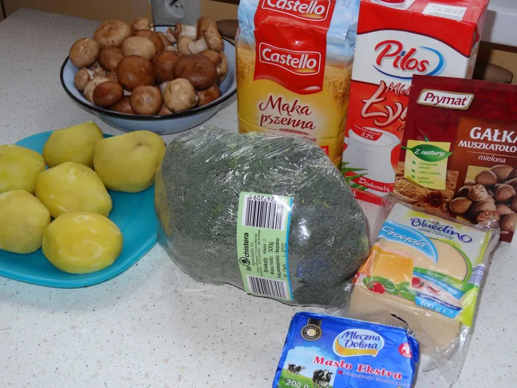 Zapiekanka ziemniaczana z brokułem i pieczarkami z sosem serowym na beszamelu