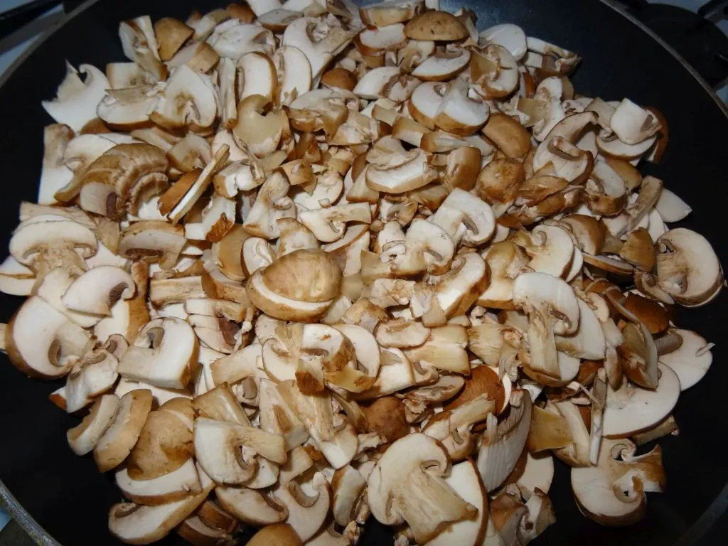 Zapiekanka ziemniaczana z brokułem i pieczarkami z sosem serowym na beszamelu