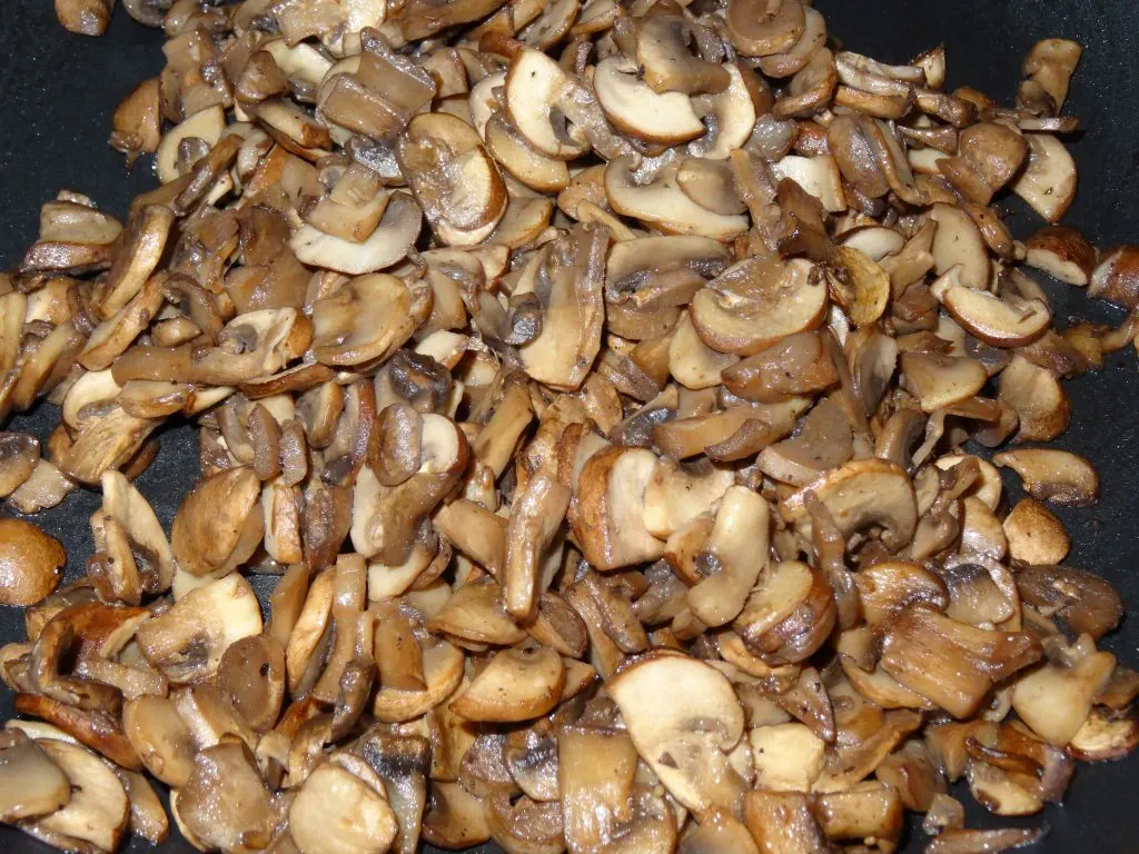 Zapiekanka ziemniaczana z brokułem i pieczarkami z sosem serowym na beszamelu