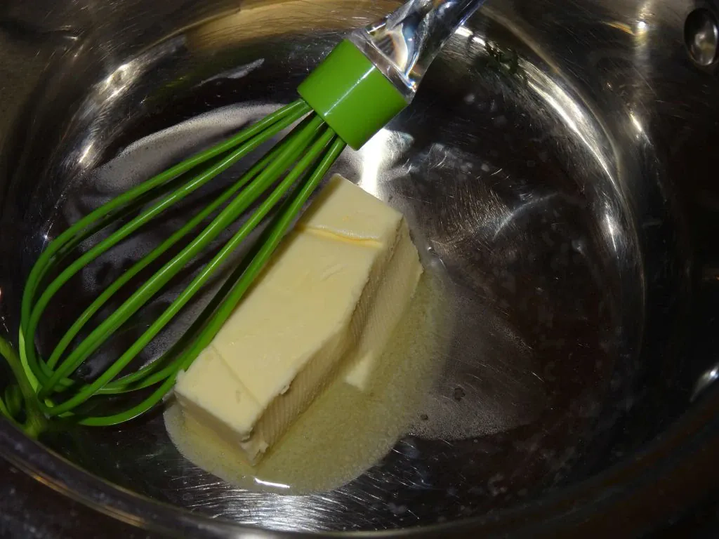 Zapiekanka ziemniaczana z brokułem i pieczarkami z sosem serowym na beszamelu