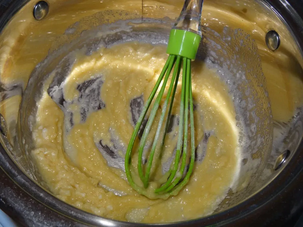 Zapiekanka ziemniaczana z brokułem i pieczarkami z sosem serowym na beszamelu