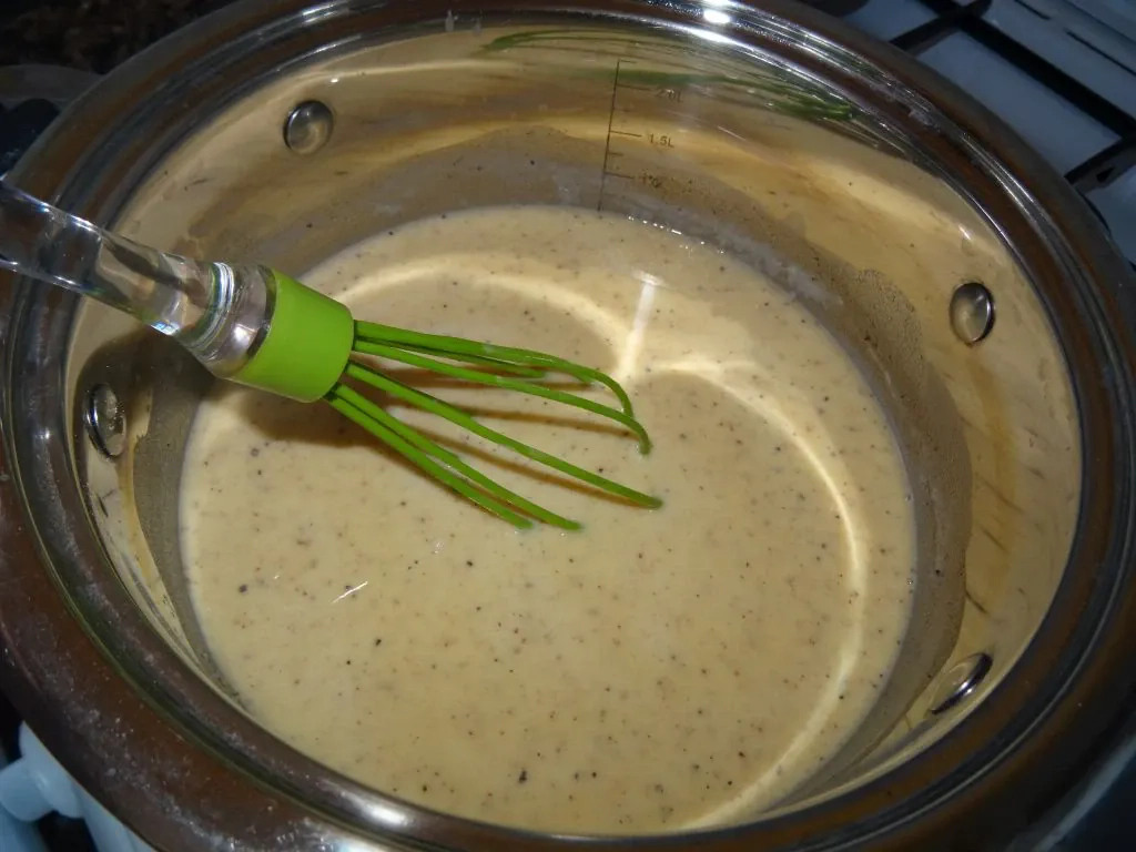 Zapiekanka ziemniaczana z brokułem i pieczarkami z sosem serowym na beszamelu