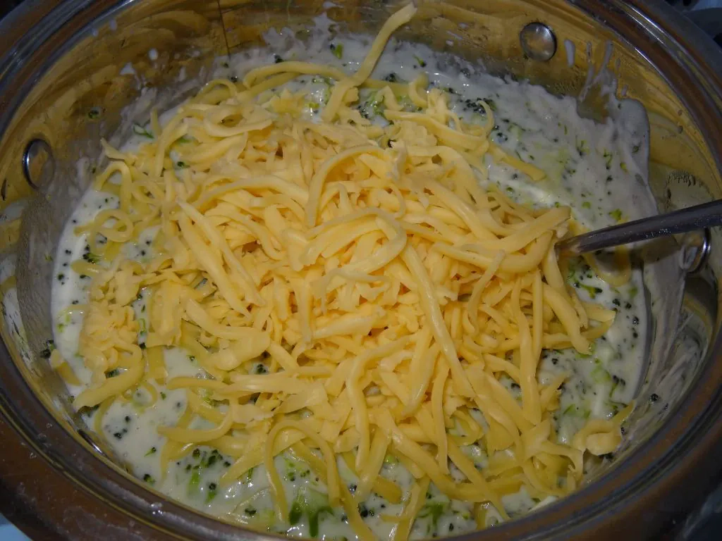 Zapiekanka ziemniaczana z brokułem i pieczarkami z sosem serowym na beszamelu