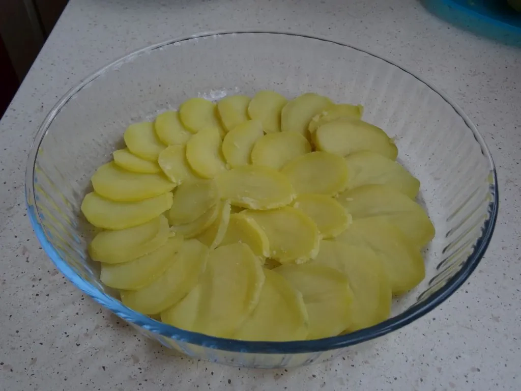 Zapiekanka ziemniaczana z brokułem i pieczarkami z sosem serowym na beszamelu