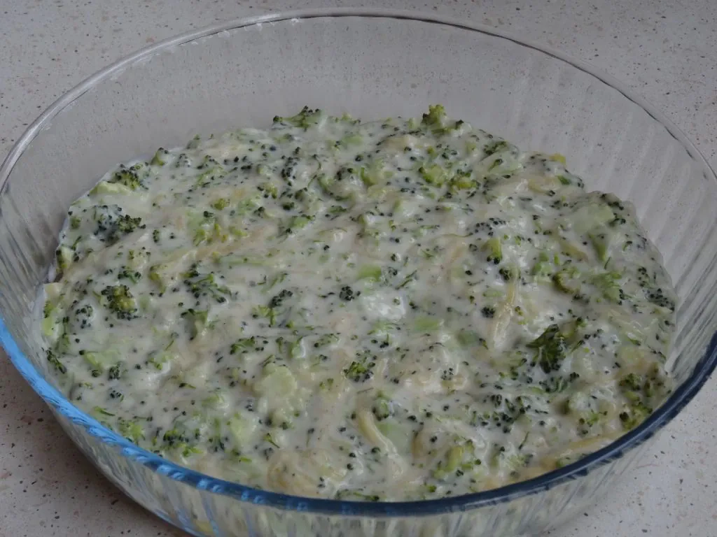 Zapiekanka ziemniaczana z brokułem i pieczarkami z sosem serowym na beszamelu