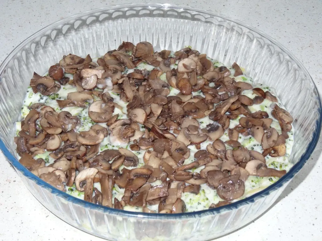 Zapiekanka ziemniaczana z brokułem i pieczarkami z sosem serowym na beszamelu