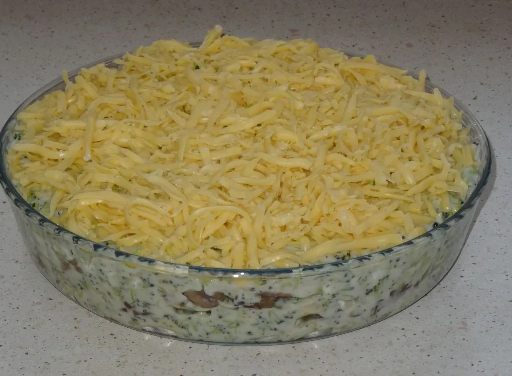 Zapiekanka ziemniaczana z brokułem i pieczarkami z sosem serowym na beszamelu