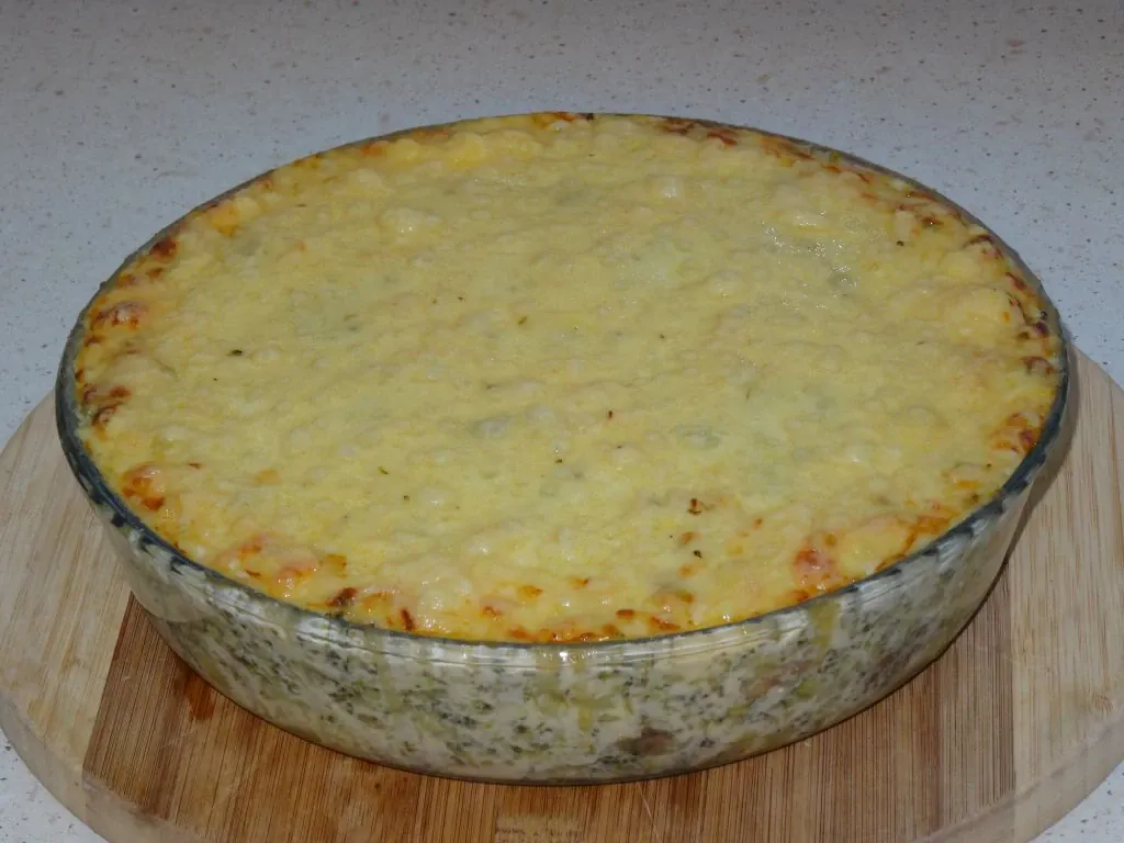 Zapiekanka ziemniaczana z brokułem i pieczarkami z sosem serowym na beszamelu