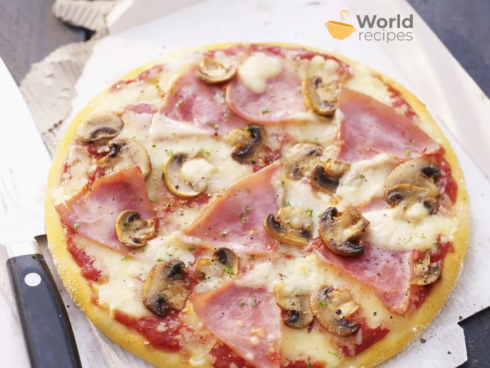 Pizza z szynką, pieczarkami i sosem ketchupowym