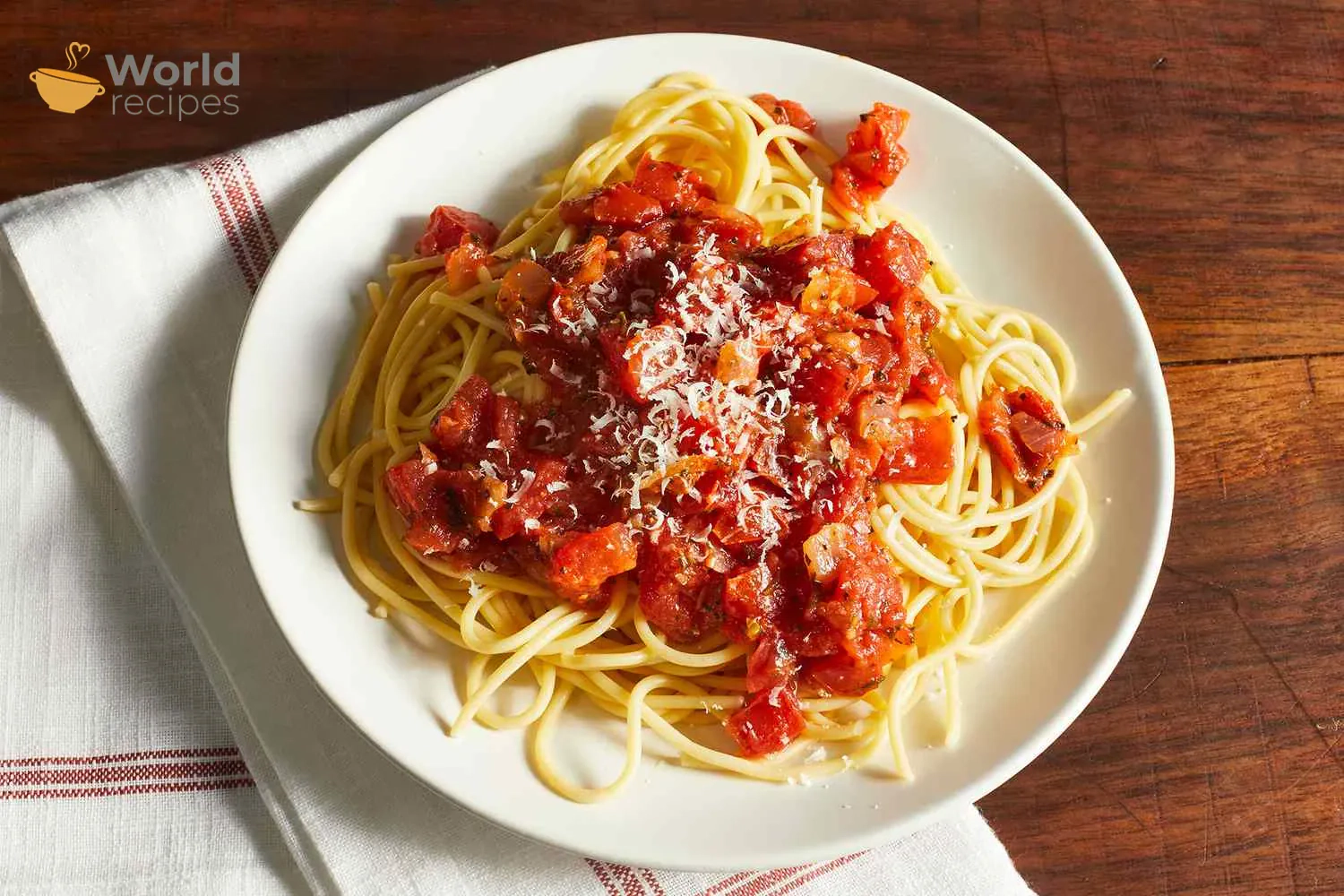 Makaron spaghetti z włoskim sosem pomidorowym