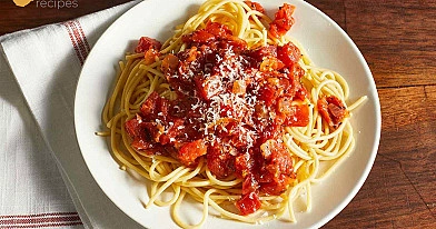 Makaron spaghetti z włoskim sosem pomidorowym