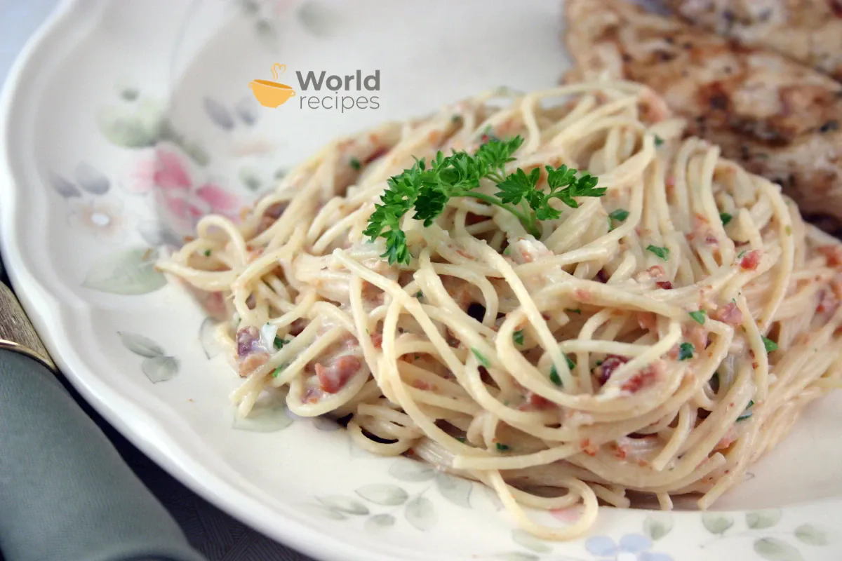Spaghetti carbonara ze śmietaną bez jajek