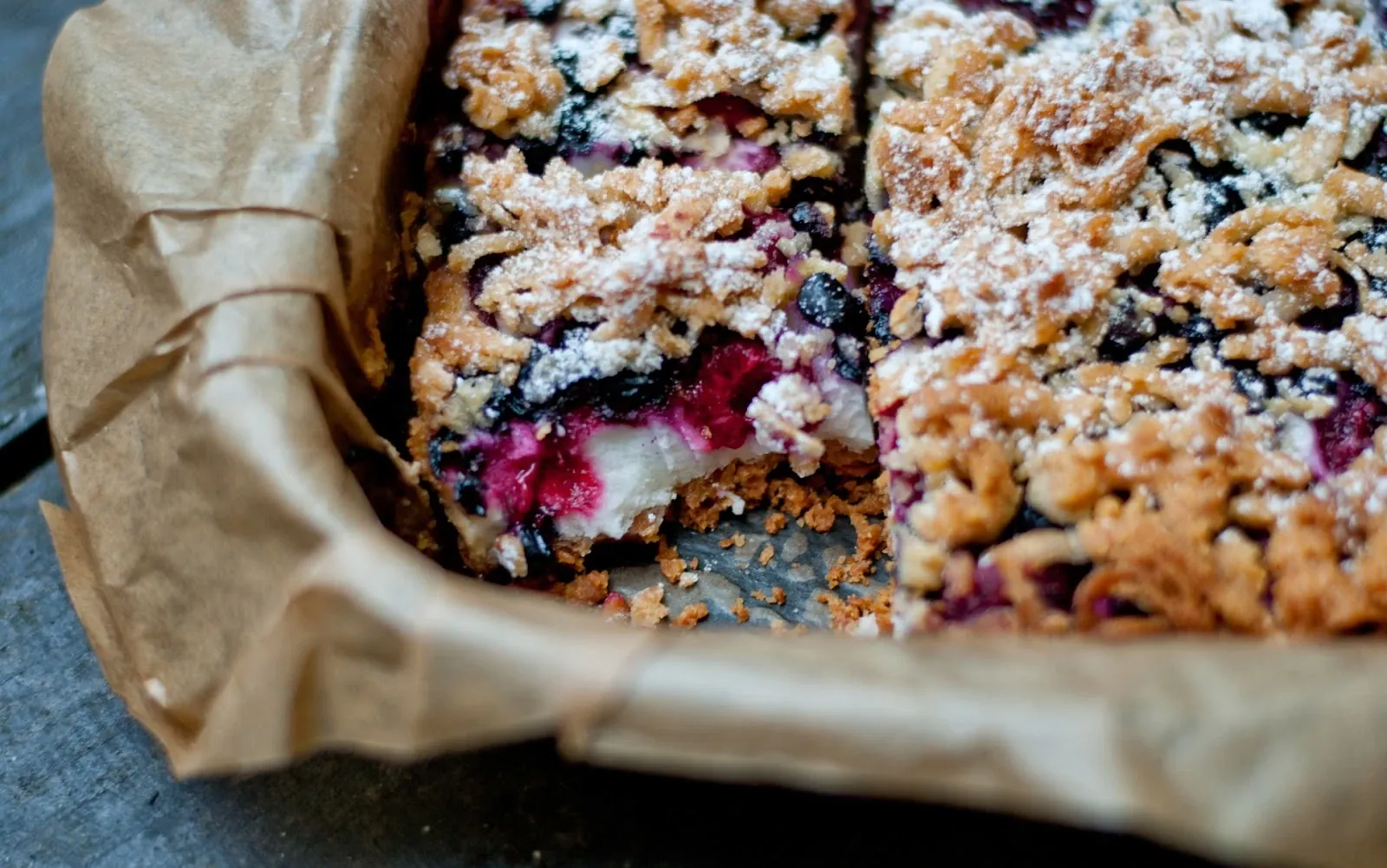 Kruche ciasto z budyniową pianką i malinami