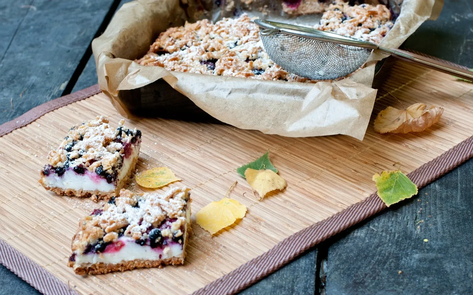 Kruche ciasto z budyniową pianką i malinami