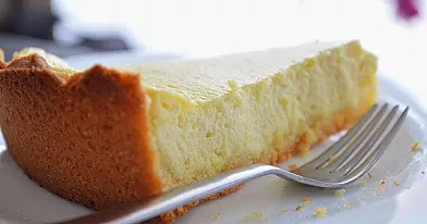 Citrininis sūrio tortas ant migdolų pagrindo