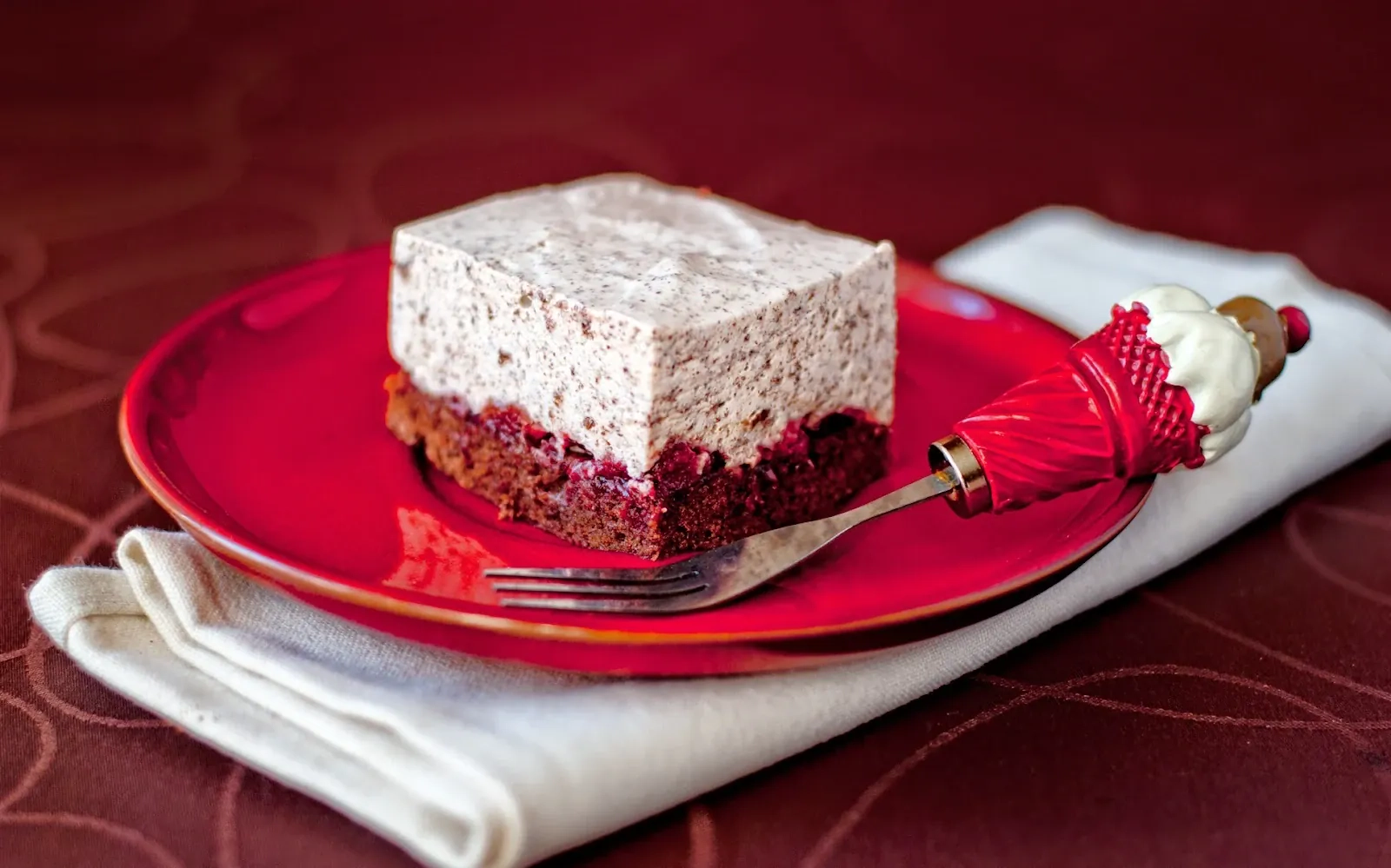 Pianka stracciatella z wiśniami na biszkopcie