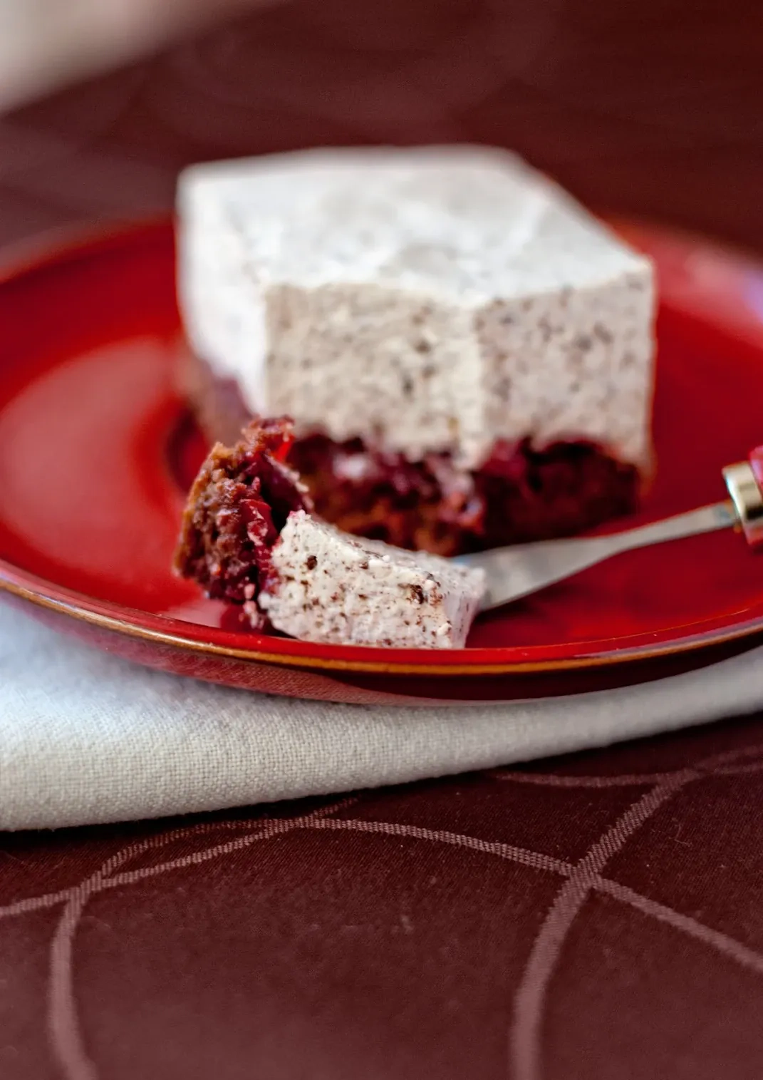 Pianka stracciatella z wiśniami na biszkopcie