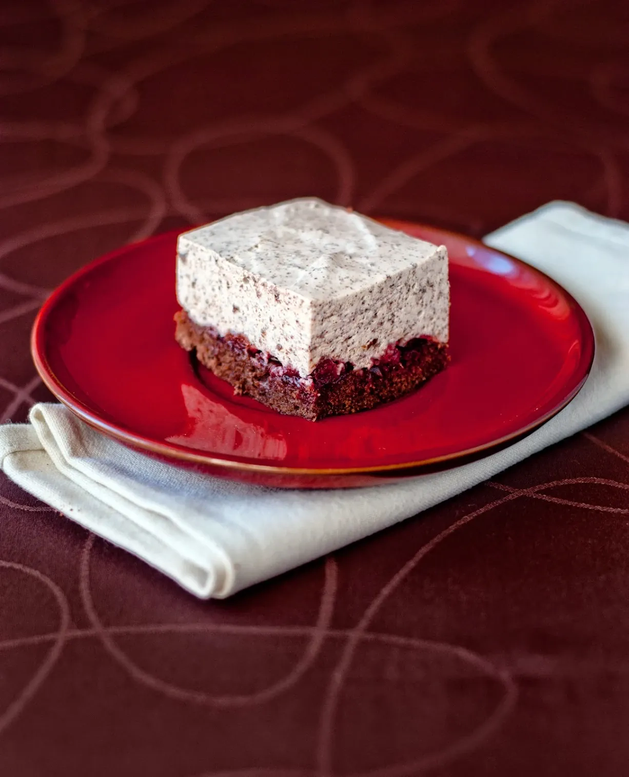 Pianka stracciatella z wiśniami na biszkopcie