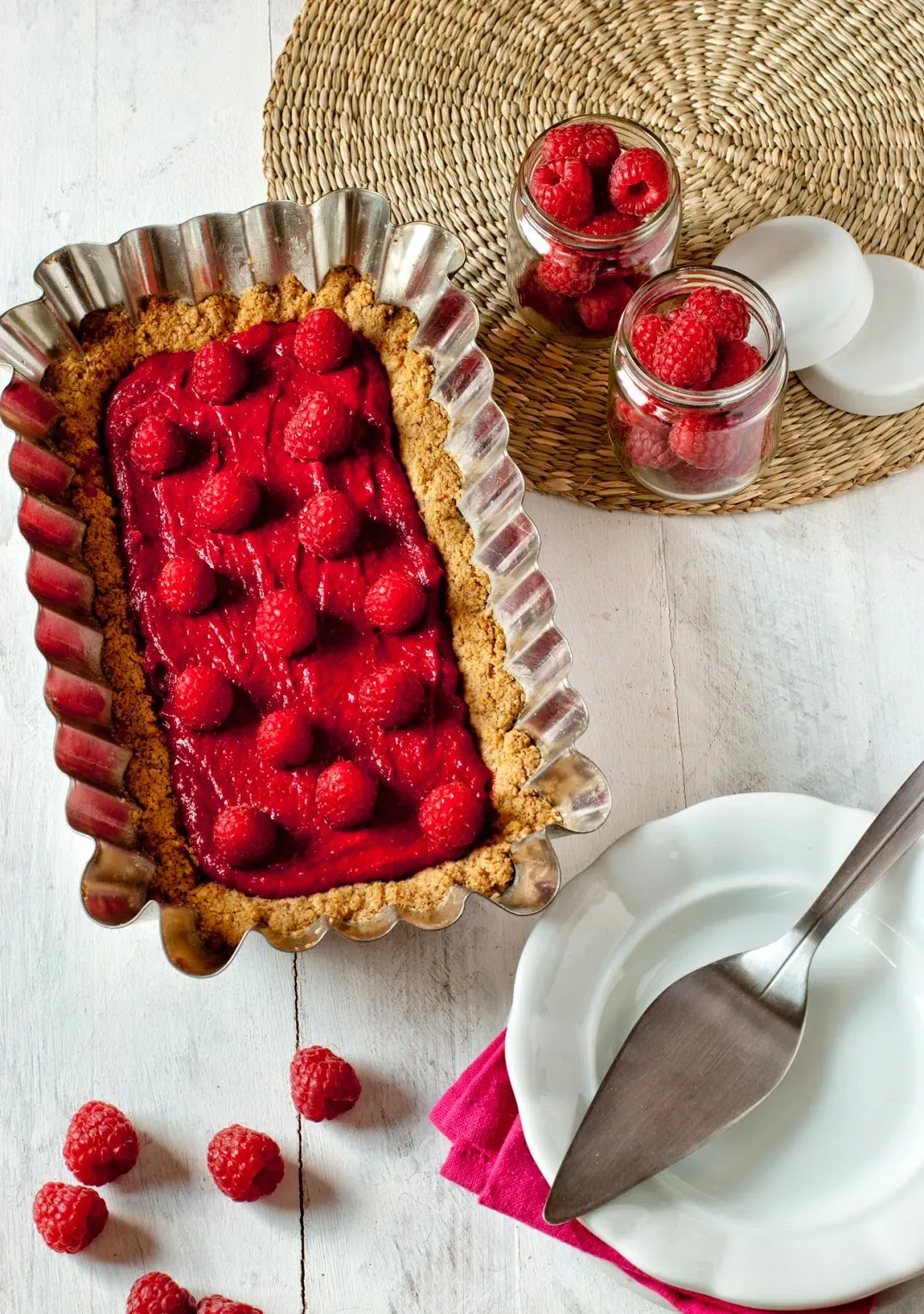 Malinowa tarta na migdałowym spodzie