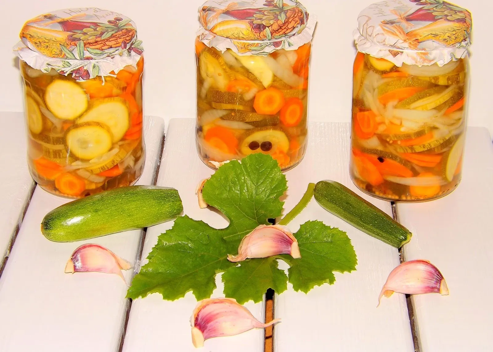 Sałatka z cukiniu, marchewki i cebuli, w zalewie octowo-olejowej