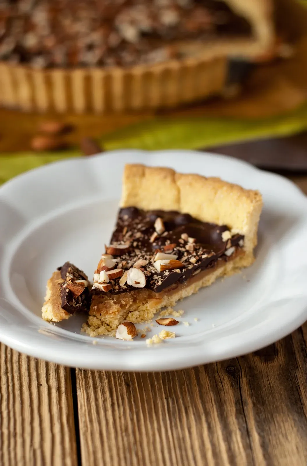 Tarta czekoladowa z solonym karmelem i prażonymi orzechami