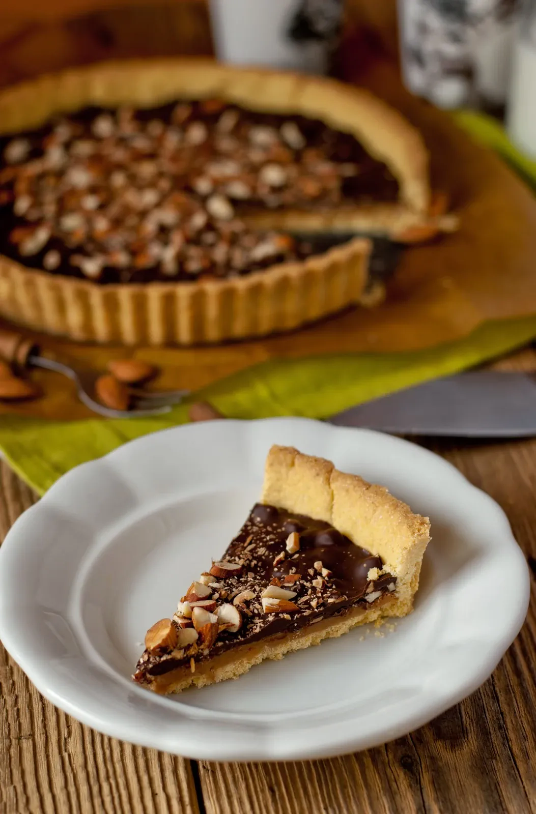 Tarta czekoladowa z solonym karmelem i prażonymi orzechami