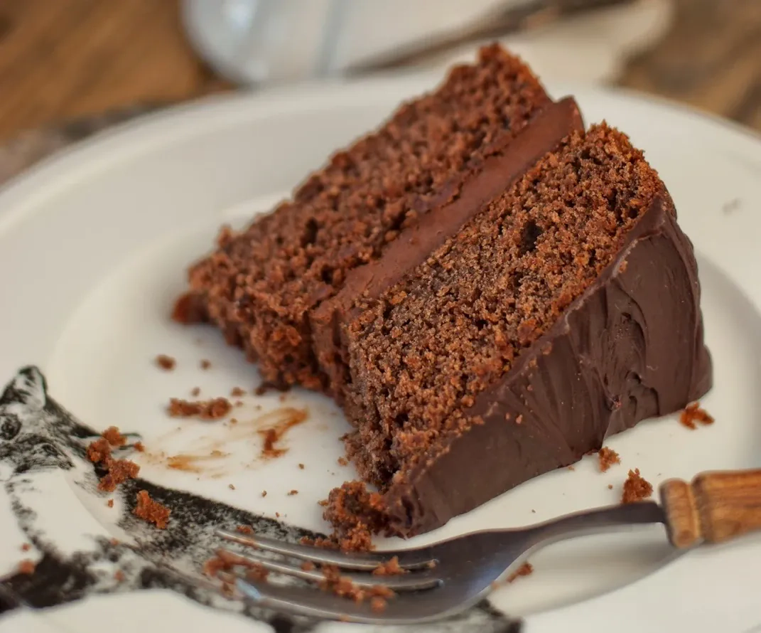 Kremowy tort czekoladowy ze śliwkami