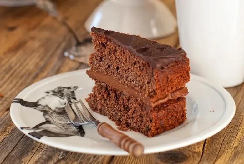 Kremowy tort czekoladowy ze śliwkami