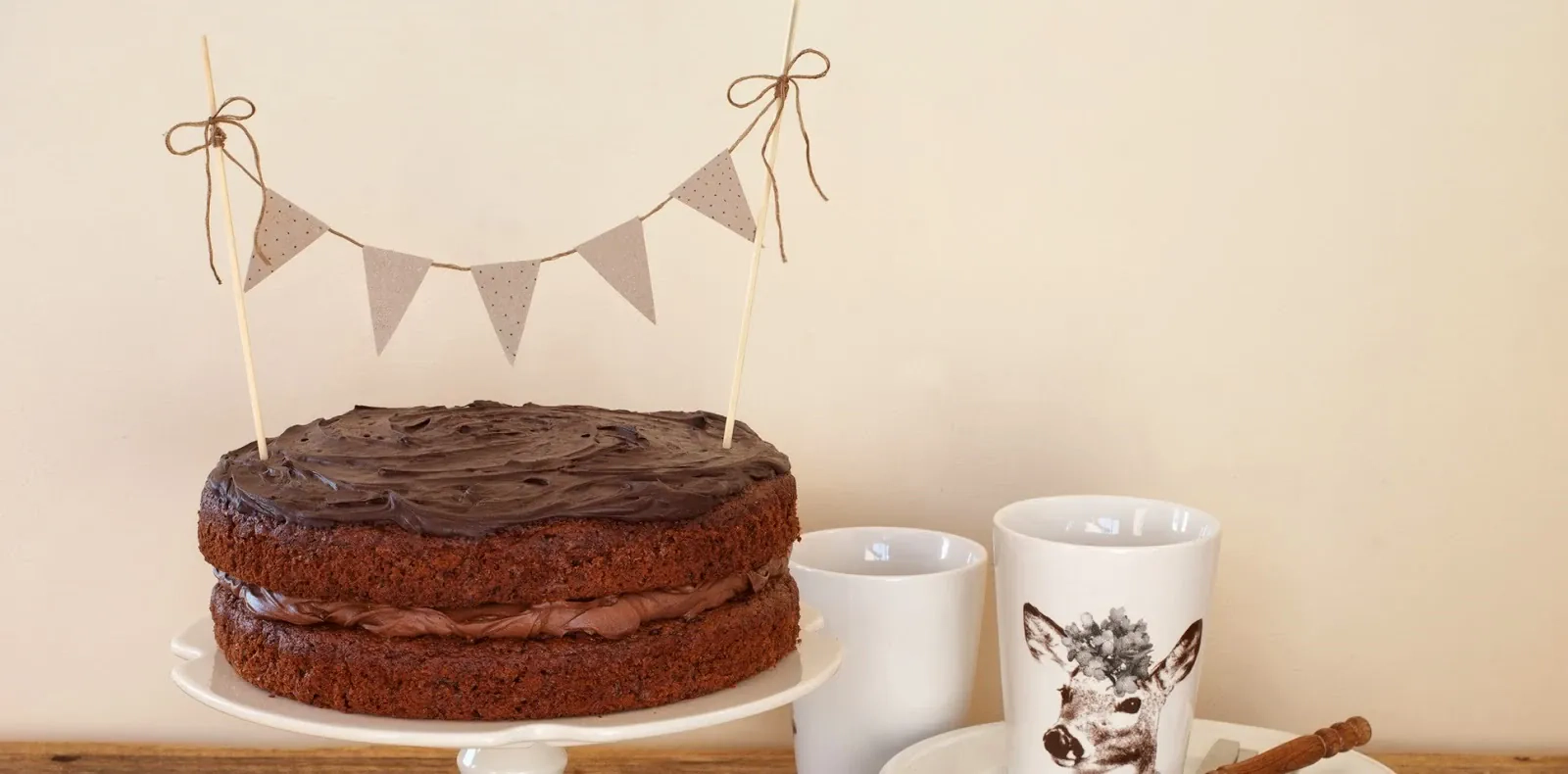 Kremowy tort czekoladowy ze śliwkami