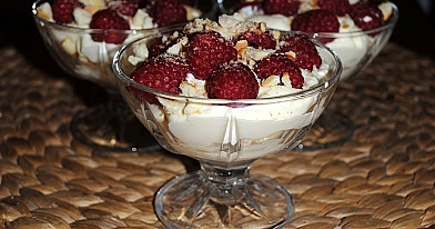 Maliny z mascarpone i biszkoptami