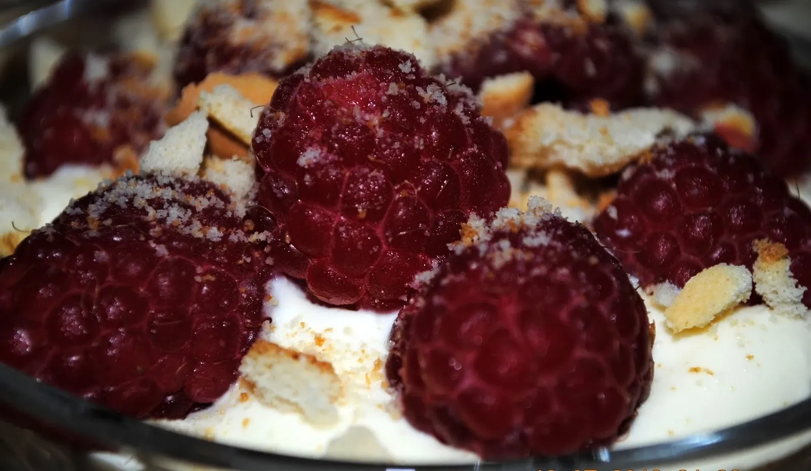 Maliny z mascarpone i biszkoptami