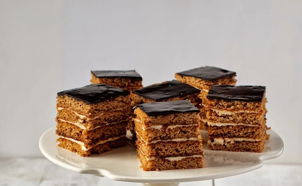 Korzenny miodownik z kremem grysikowym (Stefanka)