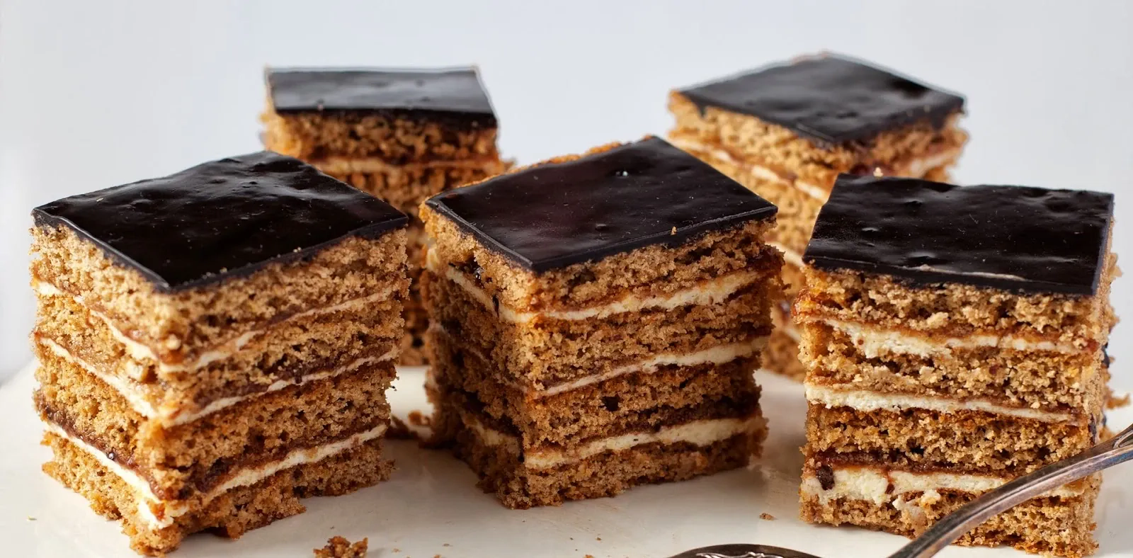 Korzenny miodownik z kremem grysikowym (Stefanka)