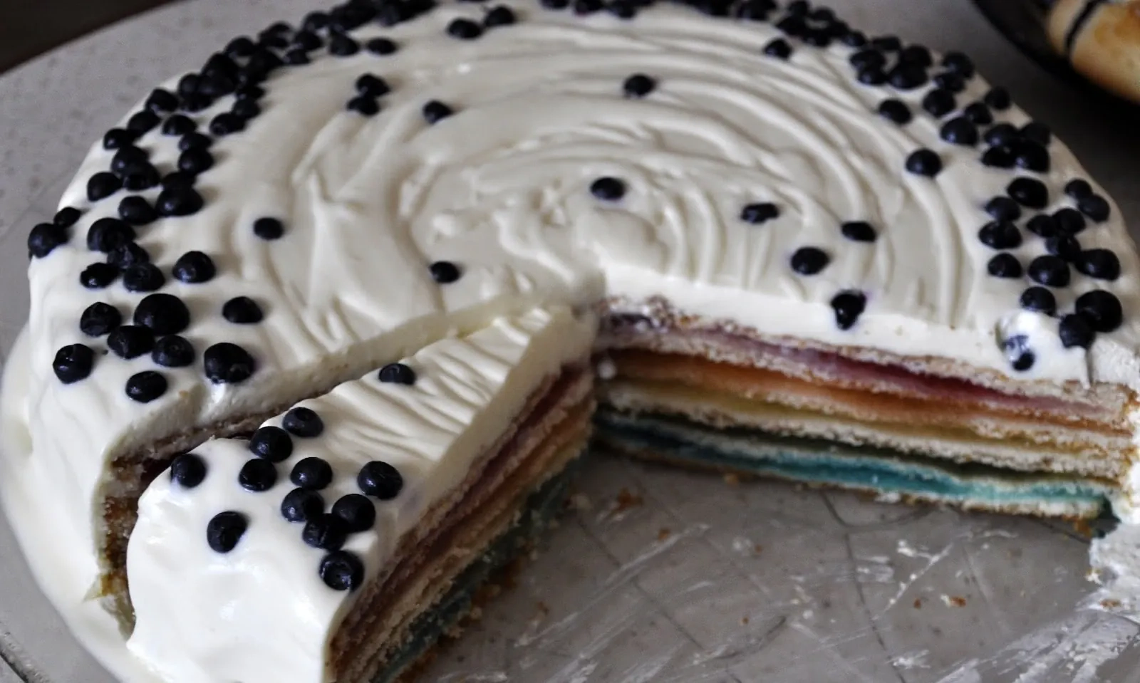 Tęczowy tort z galaretek