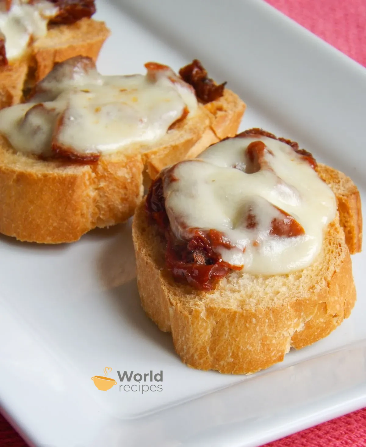 Bruschetta z suszonymi pomidorami i mozzarellą