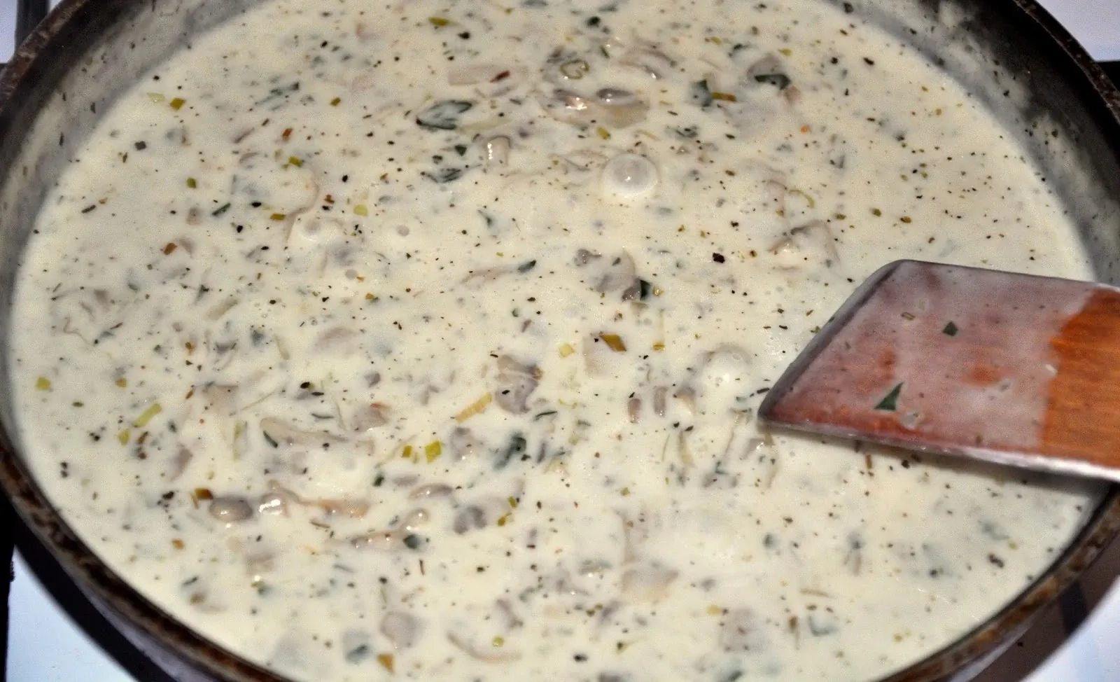 Smażony łosoś w sosie pieczarkowym