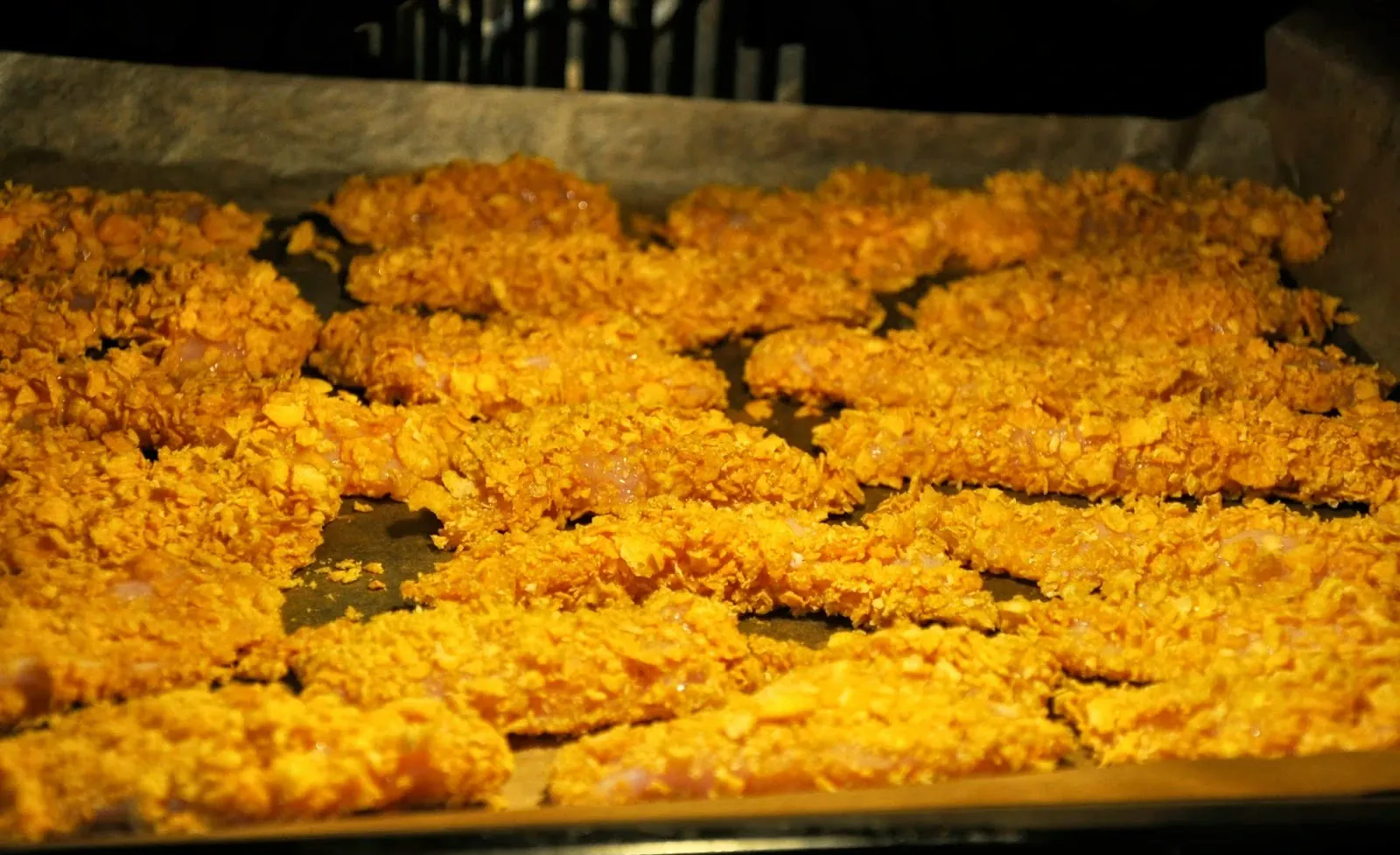 Pieczone nuggetsy z kurczaka w płatkach kukurydzianych z sosem jogurtowym