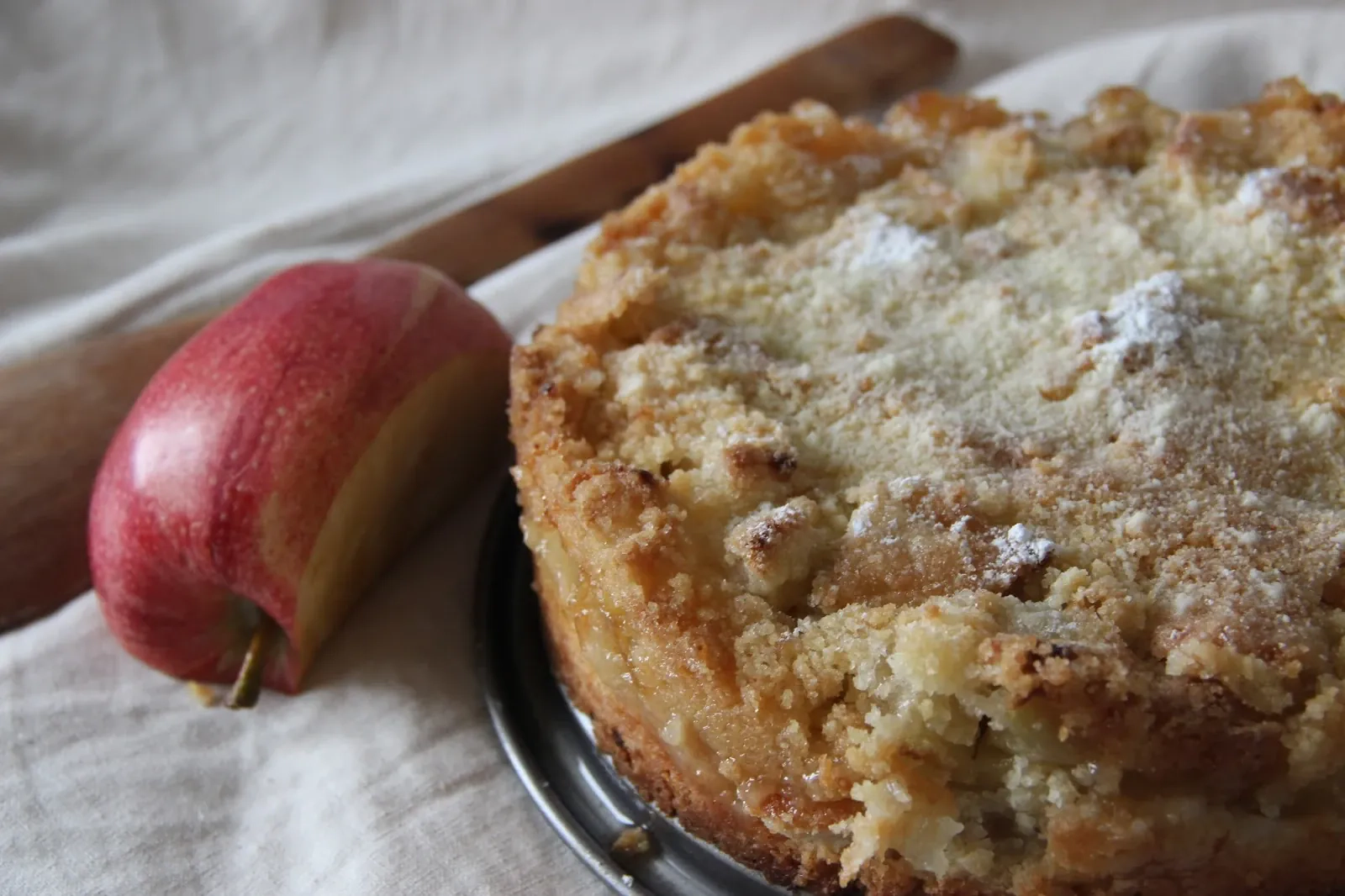 Minkštas rūgščių obuolių pyragas su biriu sluoksniu