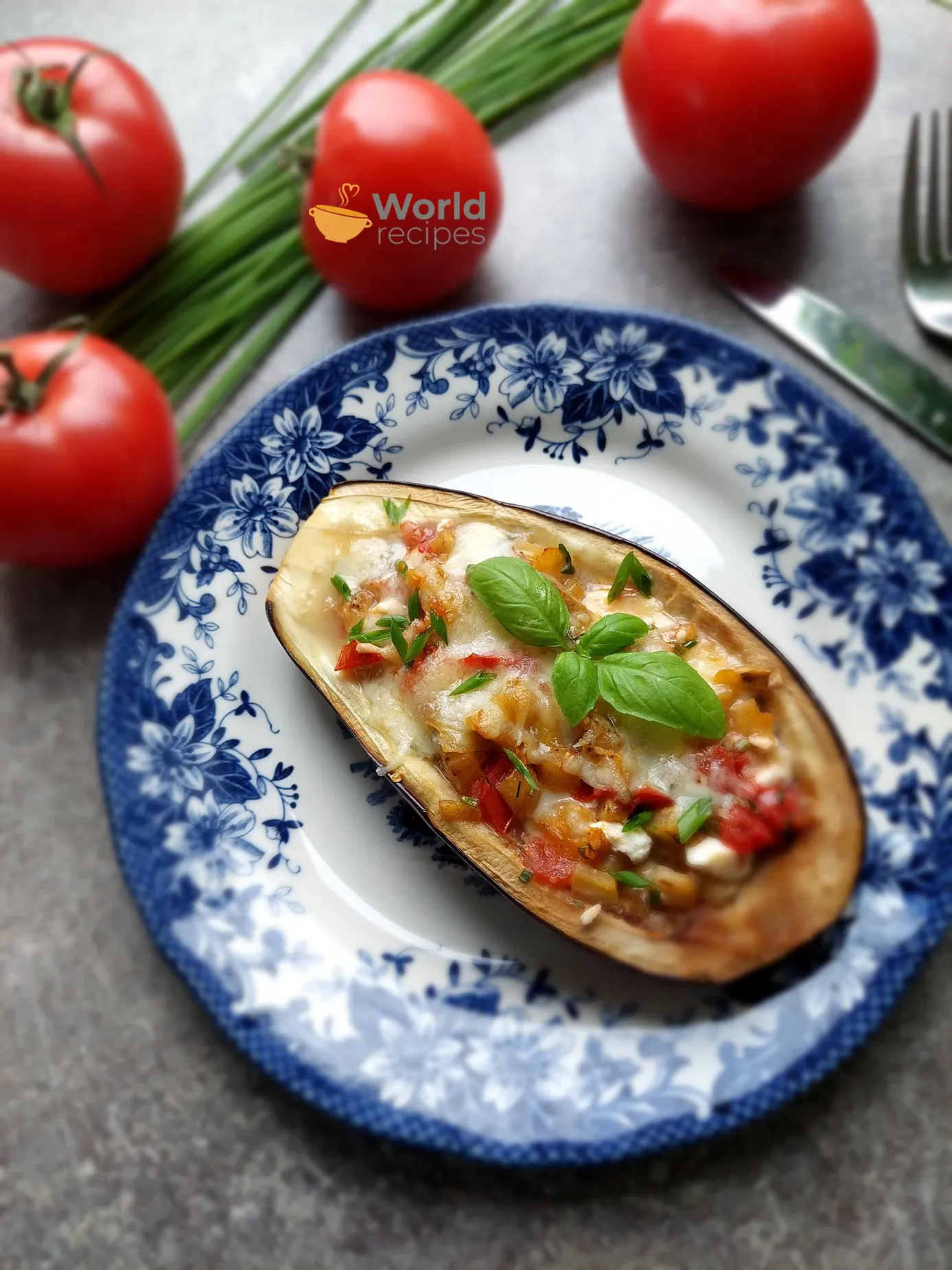 Sūriu ir pomidorais įdarytas baklažanas