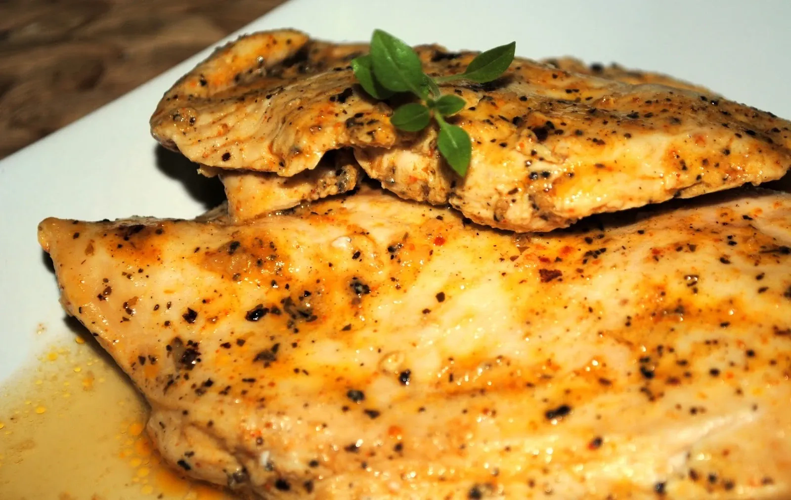 Soczysta pieczona pierś z kurczaka z piekarnika