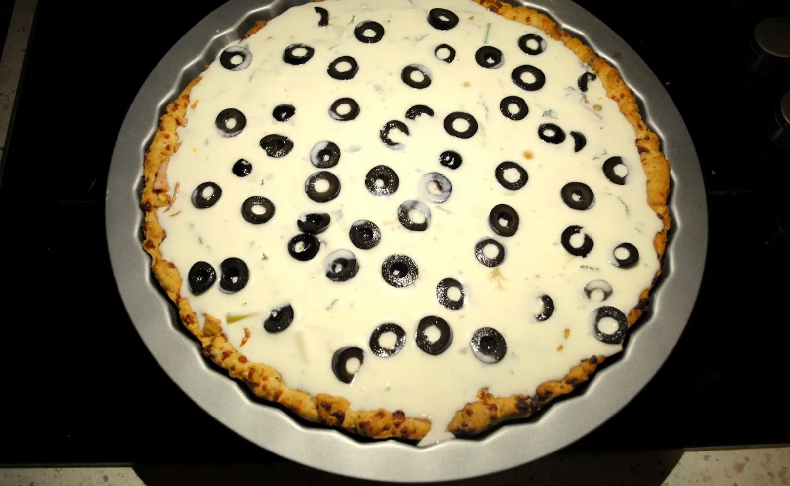 Quiche lorraine: kruchy placek z pysznym, wytrawnym nadzieniem