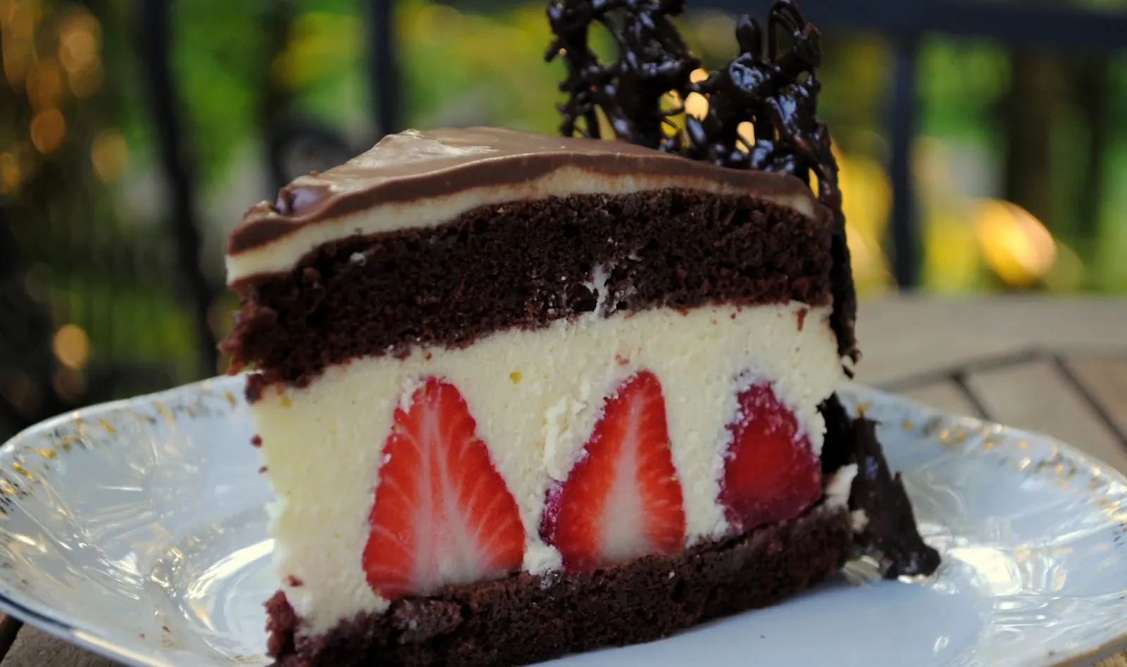 Tort czekoladowy z truskawkami